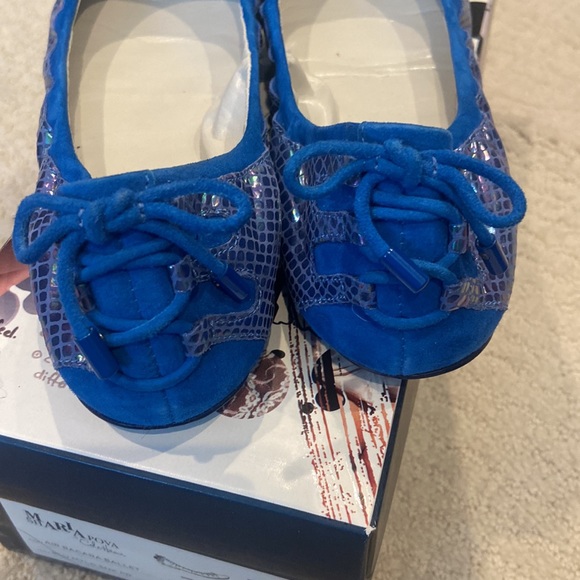 💙Like New Cole Haan Amazing Blue Iridescent Flats Size 7.5💙 - Picture 3 of 3